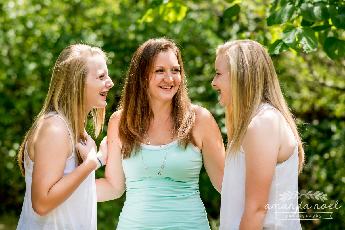 Springfield OH Lifestyle Family Photographer | Amanda Noel Photography | mom and extended family teenage twin girls adult children