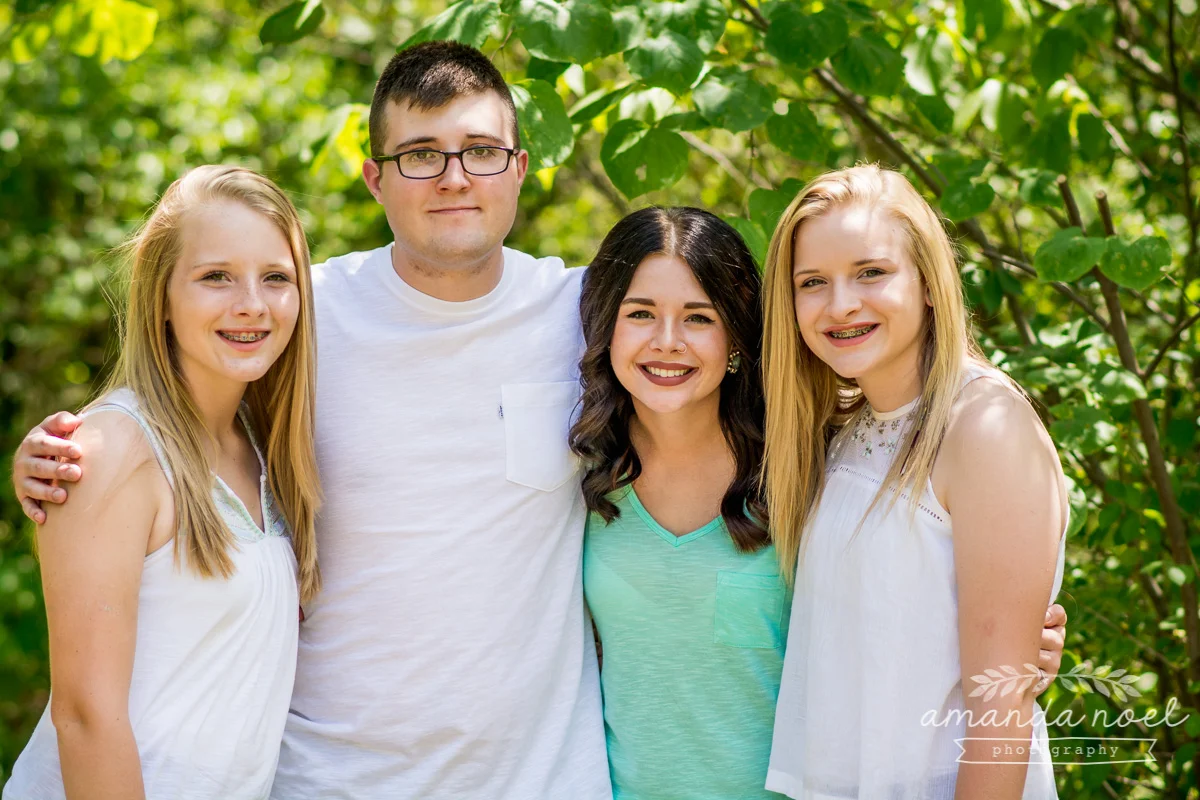Springfield OH Lifestyle Family Photographer | Amanda Noel Photography | mom and extended family teenage twin girls adult children