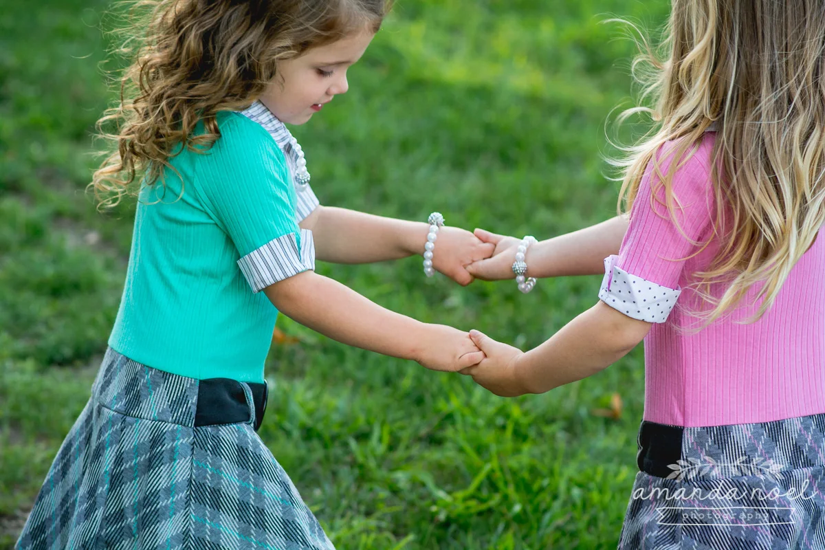 springfield ohio lifestyle family photographer | Amanda Noel Photography | twin girls 4th birthday | girls holding hands spin