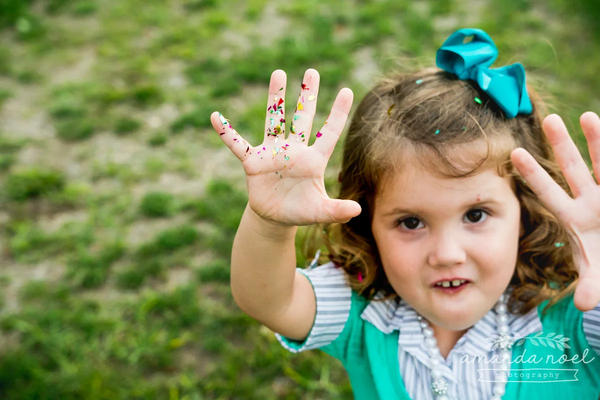 springfield ohio lifestyle family photographer | Amanda Noel Photography | twin girls 4th birthday | confetti on hands