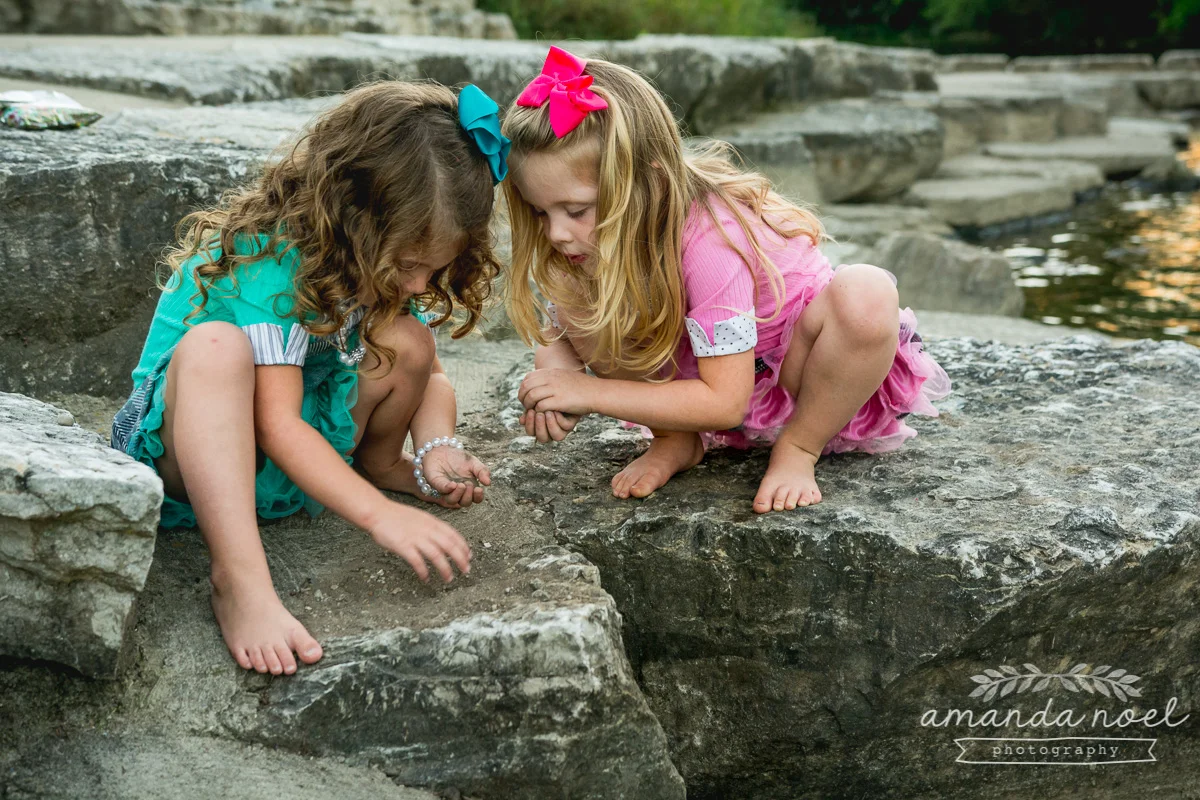 springfield ohio lifestyle family photographer | Amanda Noel Photography | twin girls 4th birthday | girls collecting rocks by water