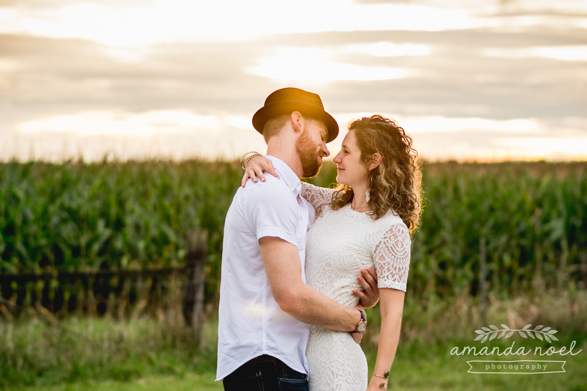 Springfield Lifestyle Engagment Photographer | Amanda Noel Photography | sunset field couple session