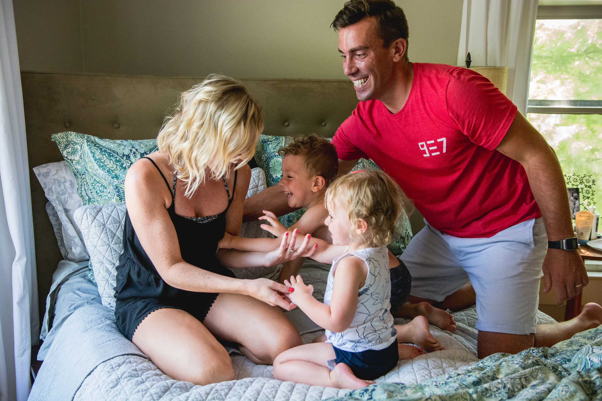 Columbus-Ohio-family-photographer-family-kids-tickle-on-bed-indoor