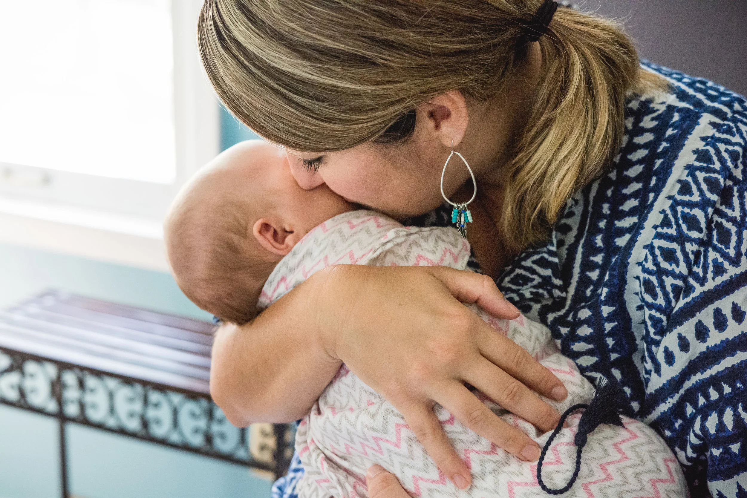 Columbus Ohio newborn photographer mom kisses baby indoor session