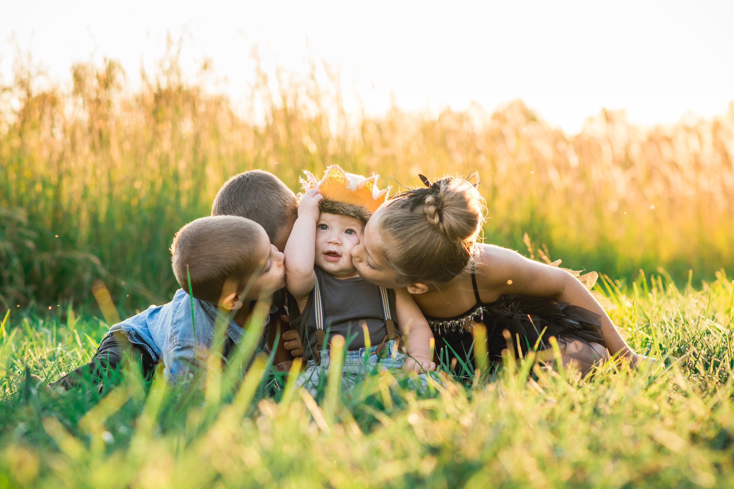 Columbus-Ohio-family-photographer-kids-love-on-toddler-wearing-a-crown