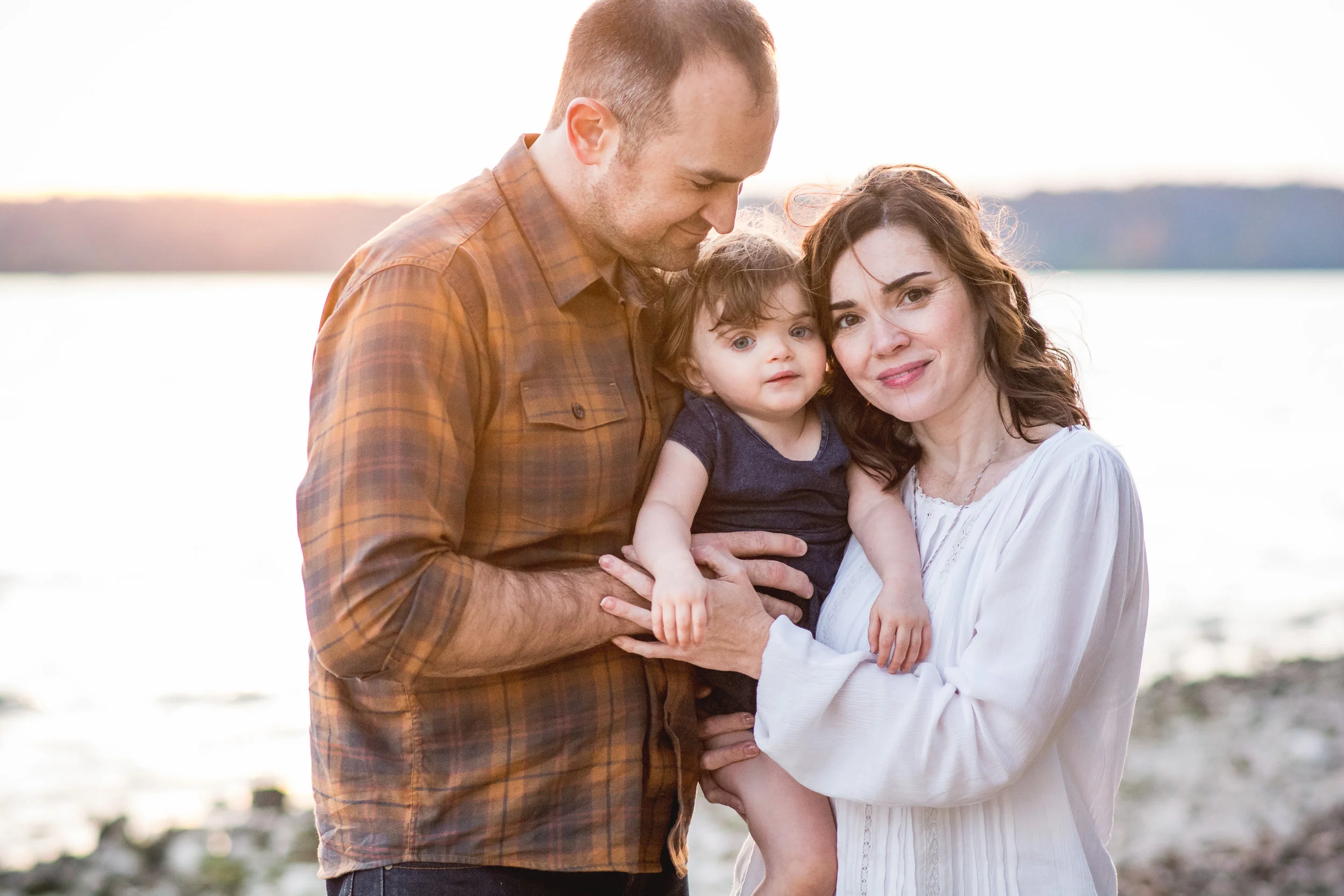 Columbus Ohio family photographer toddler on beach at sunset