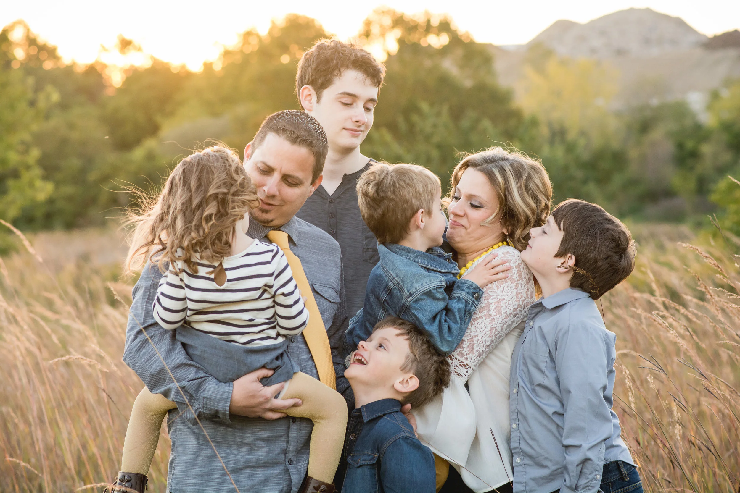 Columbus Ohio family photographer portrait of big family at sunset