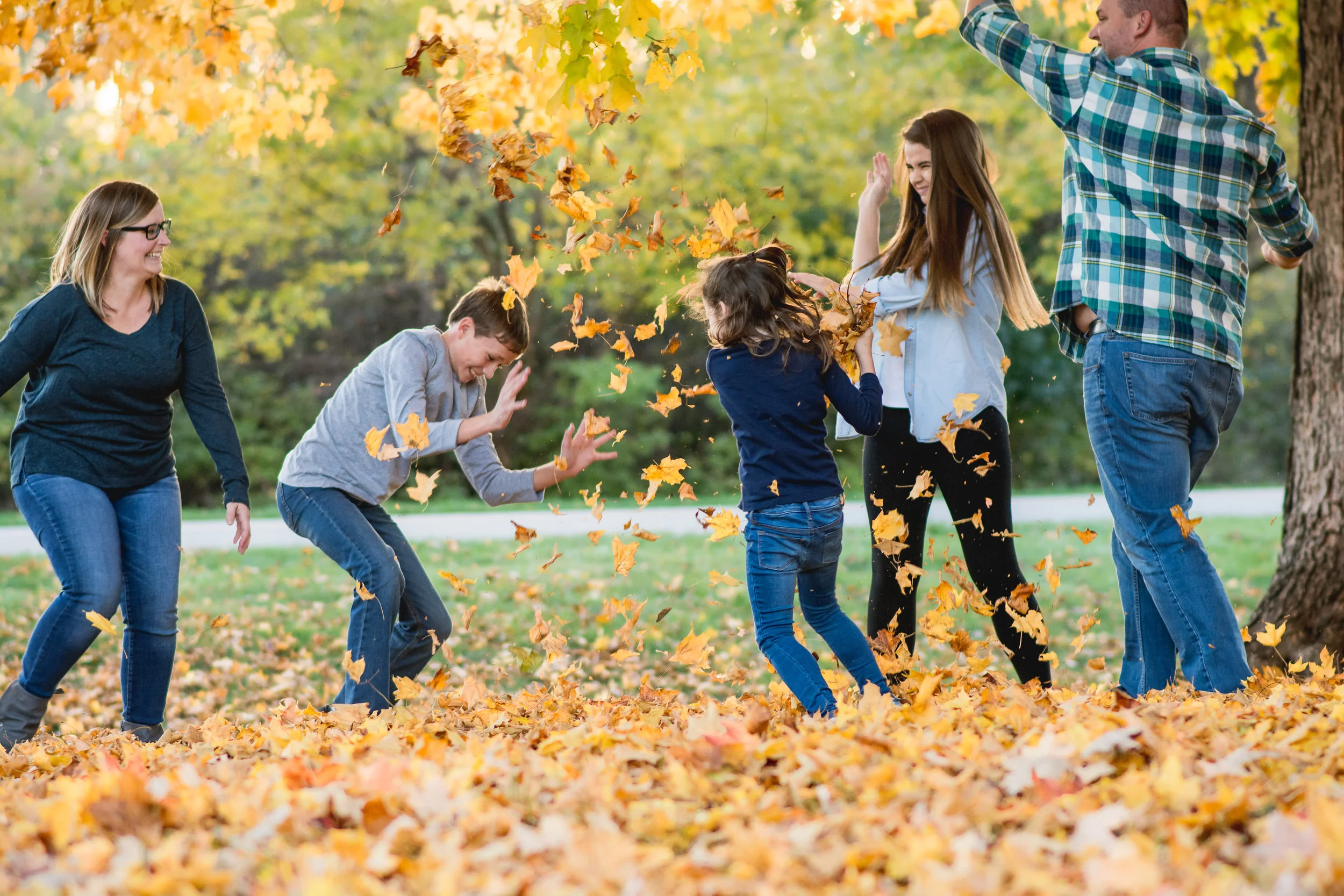Columbus Ohio family photographer candid leaf fight in the fall