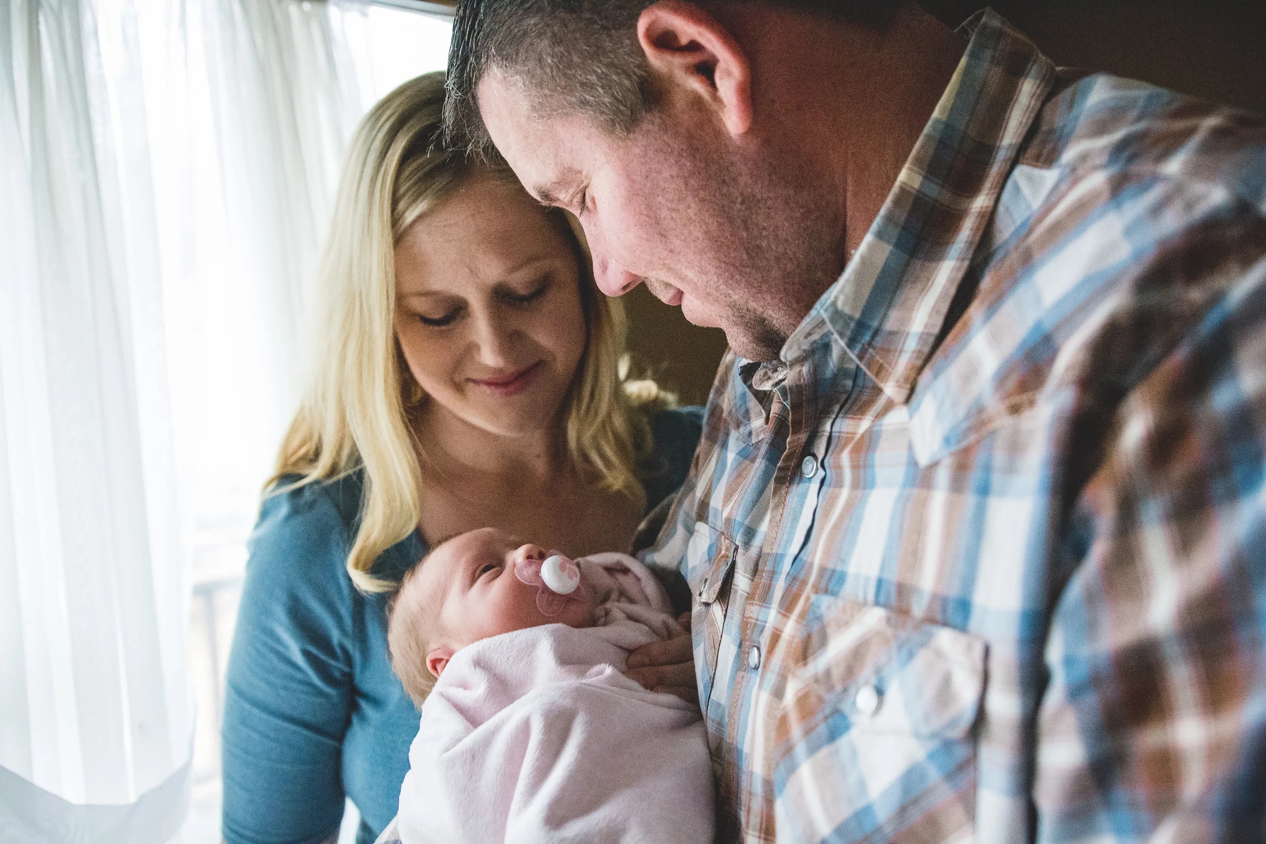 Columbus Ohio indoor lifestyle newborn photographer