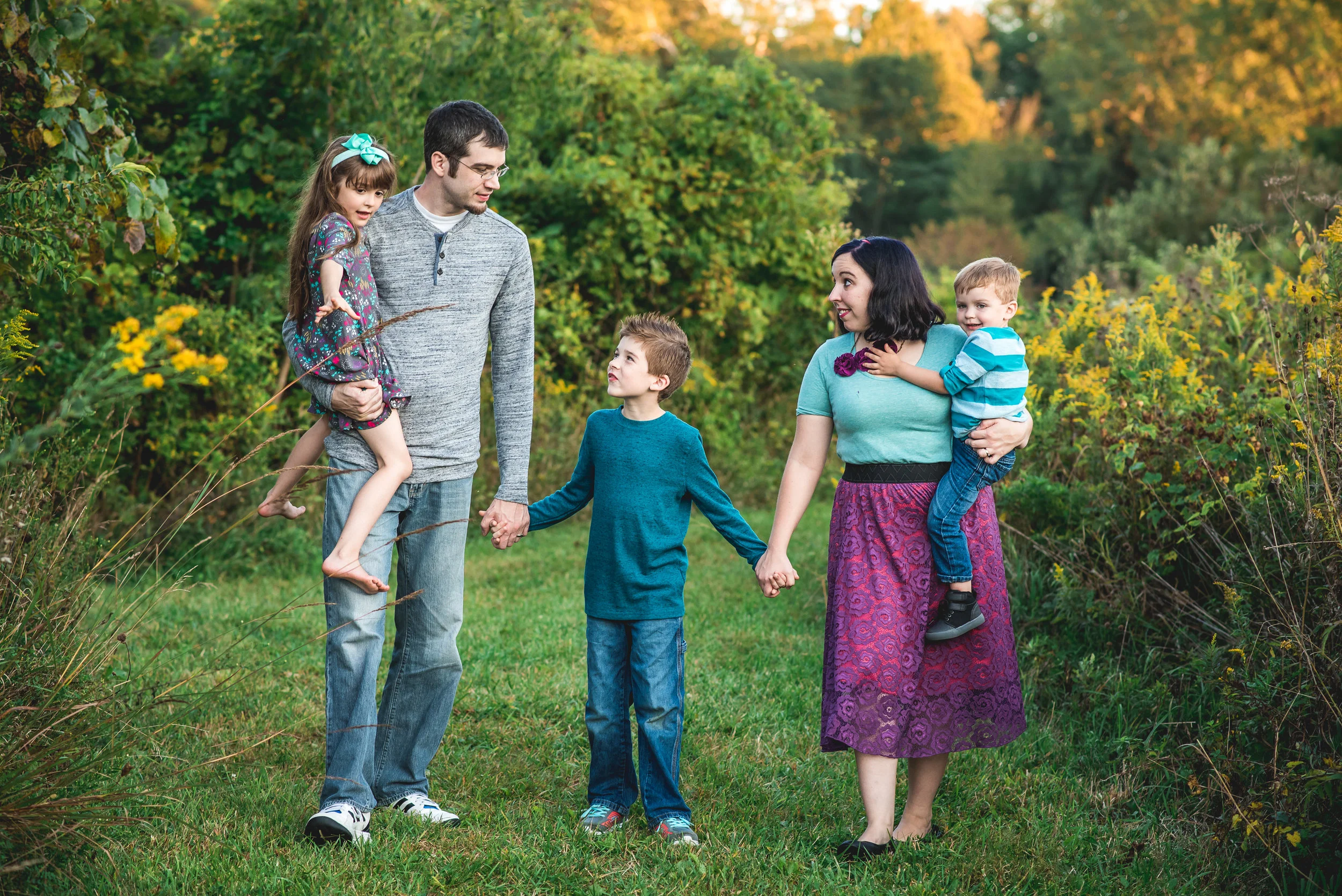 Columbus Ohio family photographer family walking in a field