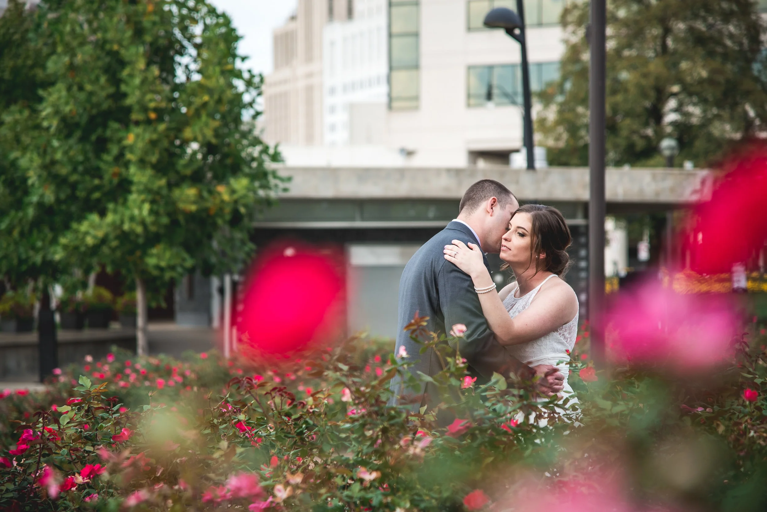 Columbus-Ohio-Wedding-photographer-secret-embrace-through-the-flowers