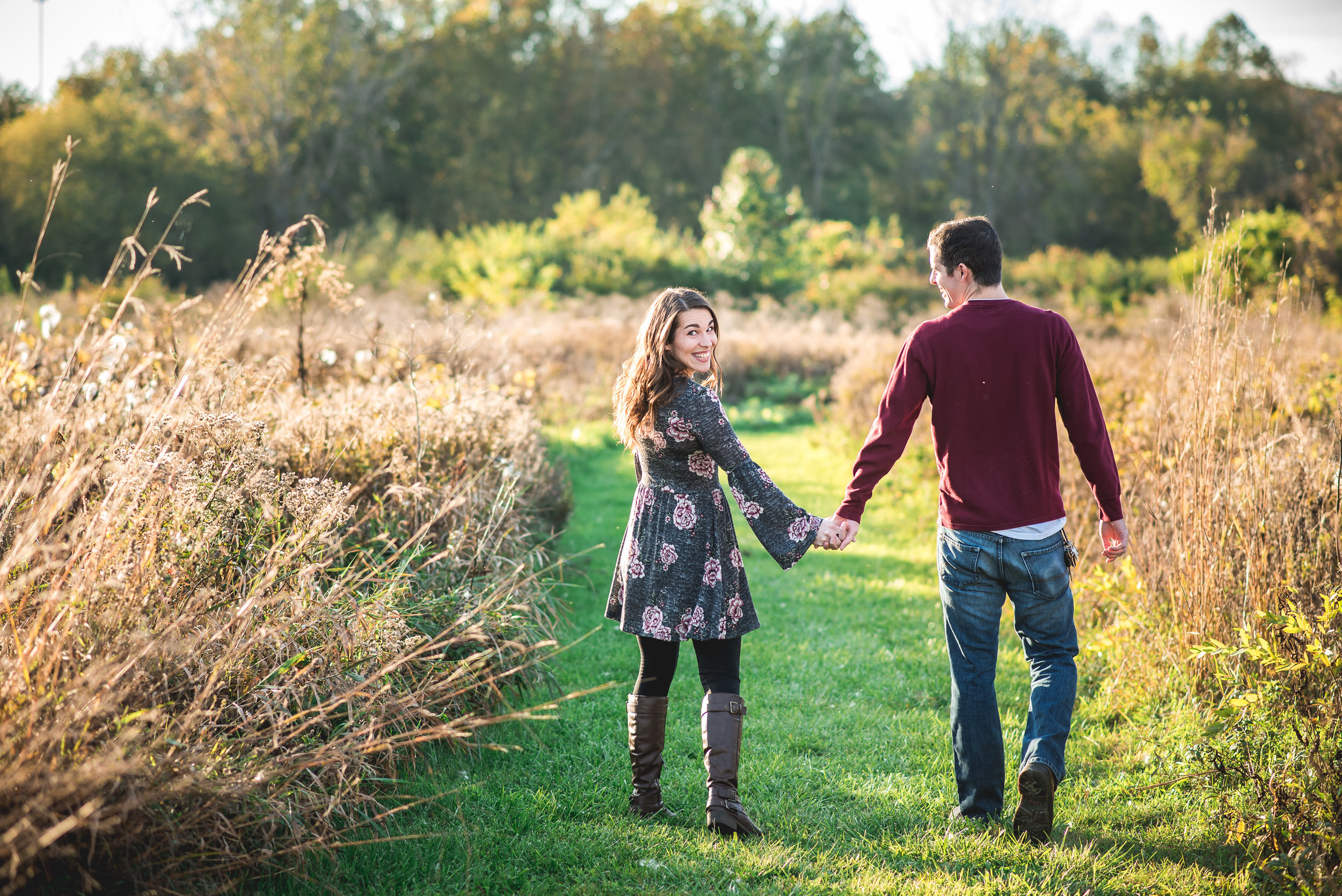 Columbus Ohio Wedding Photographer | playful couple in a field