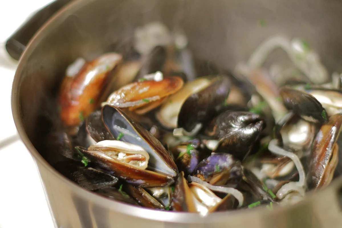 Mussels with White Wine, Shallots and Parsley