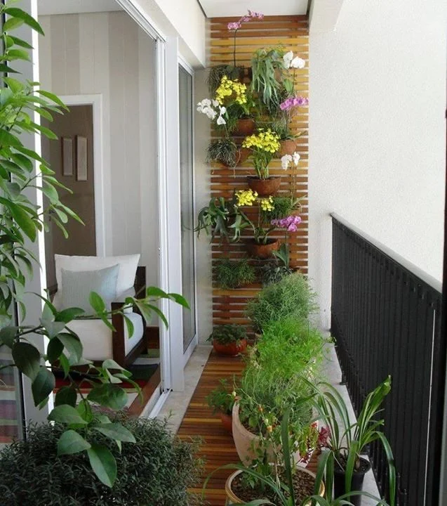 Vertical hanging options like this one can be created using simple tools and pre-cut wood for tight spaces. | via Decozilla