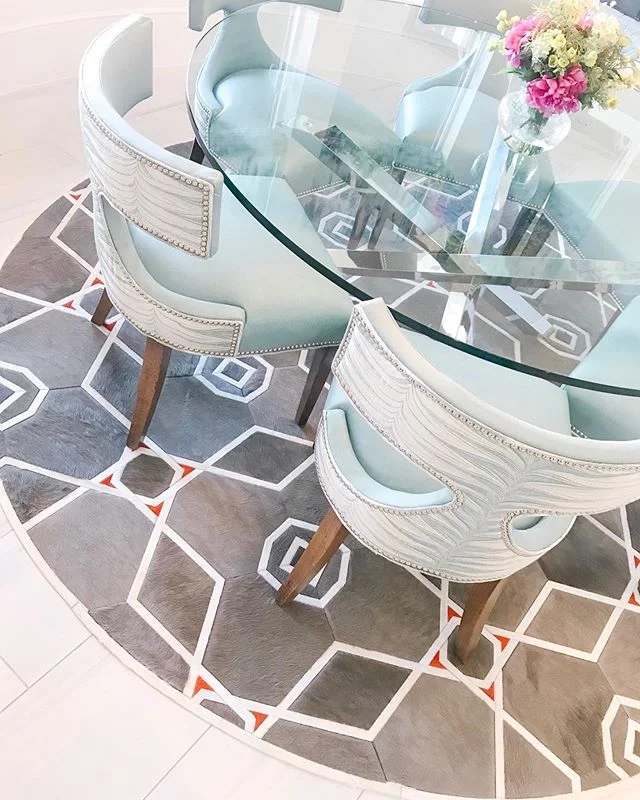 When it comes to custom hide rugs @kylebunting is one of our favorites! The detail and colors are exquisite plus it doesn&rsquo;t get anymore durable than hide 🙌🏼 Chairs: @crlaine Fabric: @pindlercorp