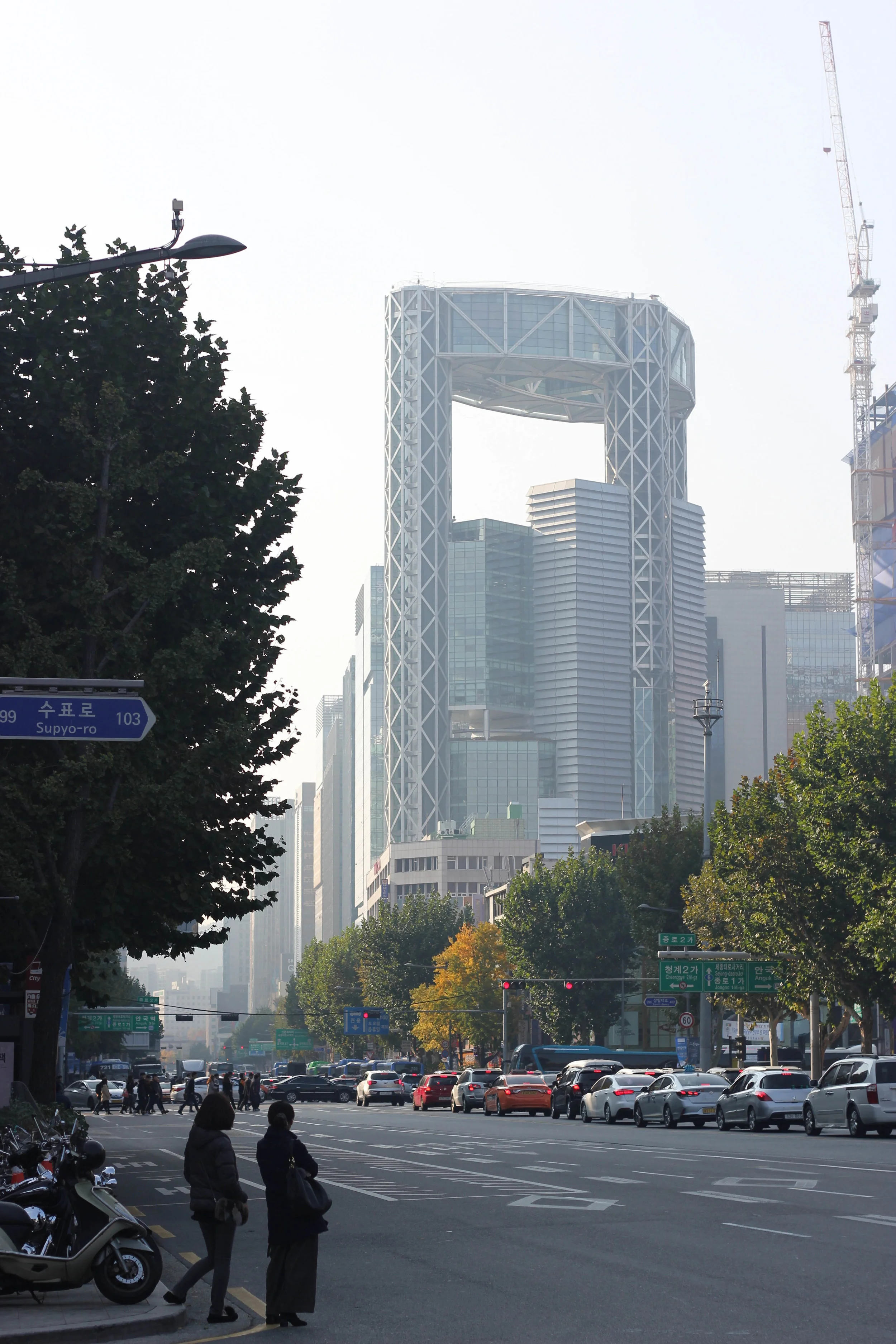 I was fascinated by this interesting building and asked a friend of the group and a Seoul local what this building was to which he replied: 'I think it's the post office'. 