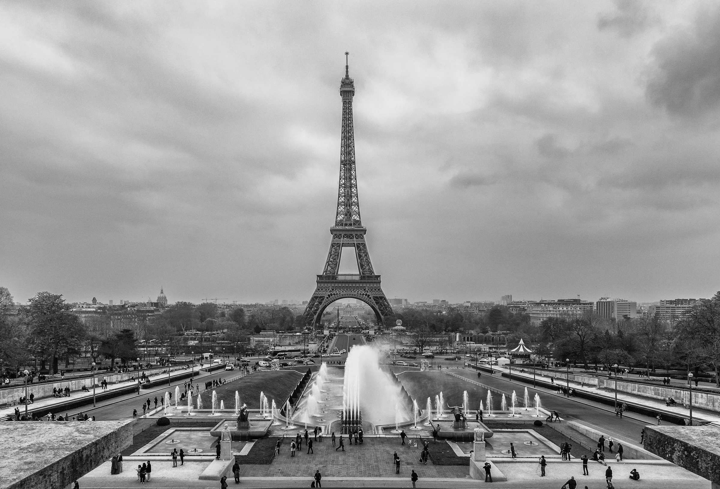 The Eiffel Tower looking for Jardin du Tracadero