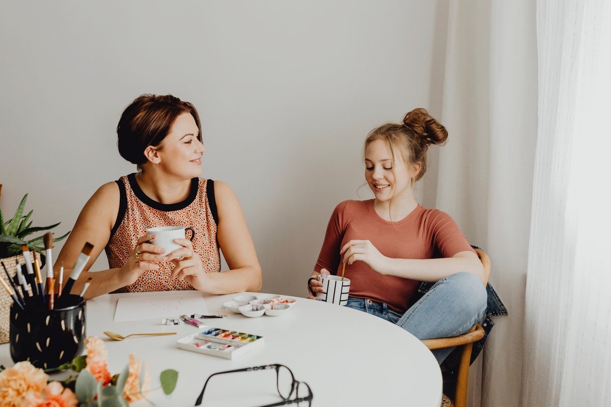 Teen talking with her mom at the kitchen table about how to tell your parents you need therapy