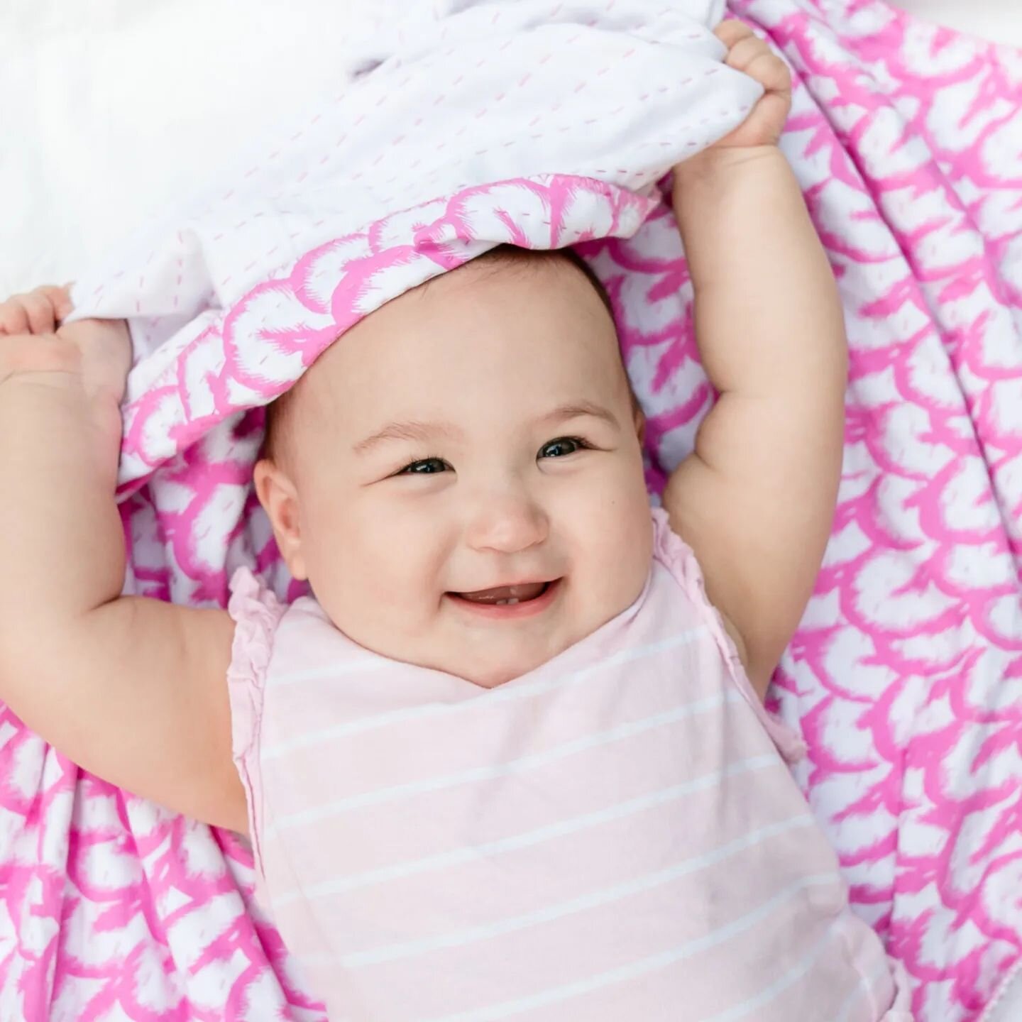 In the mood for pink!! 💓
Our baby throw blanket is the favorite of many babies and moms too!

📷: @lisapiercephotography 

check our ethical partners to see their selections of HoD products!
Canada/USA @libertyandoak @latitudestorefltx @shopberbeda 