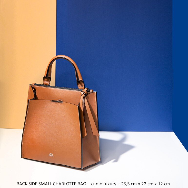 31 BACK SIDE SMALL CHARLOTTE BAG – cuoio luxury – 25,5 cm x 22 cm x 12 cm.jpg