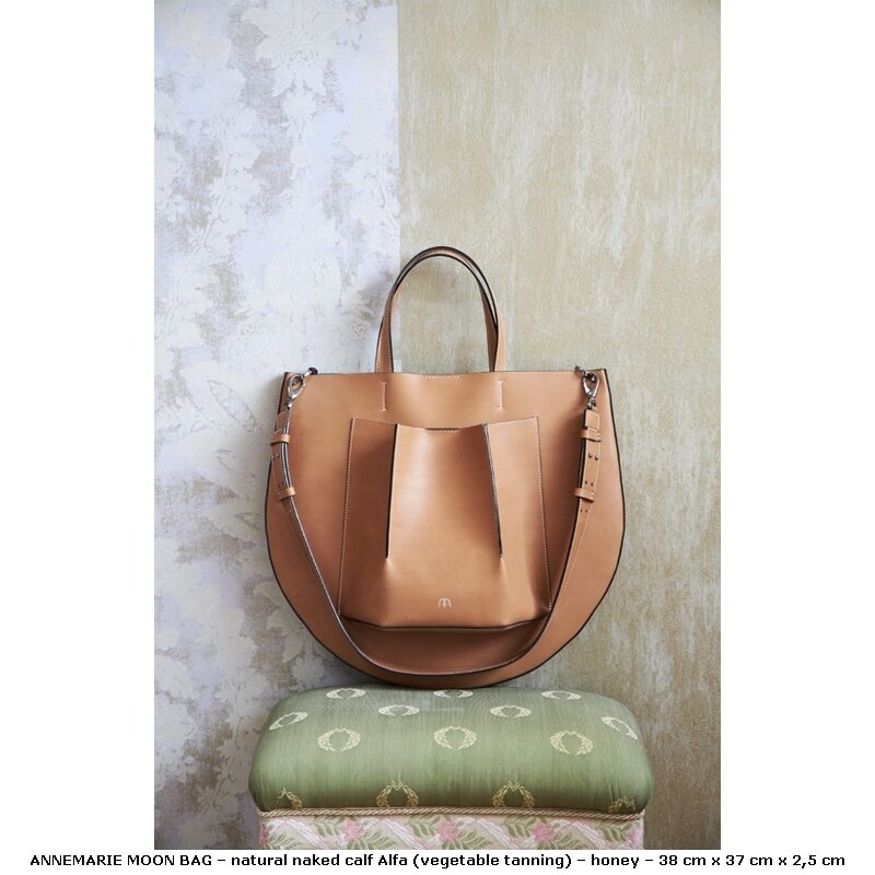 14 - ANNEMARIE MOON BAG – natural naked calf Alfa (vegetable tanning) – honey – 38 cm x 37 cm x 2,5 cm.jpg