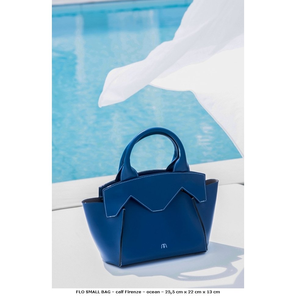 06 - FLO SMALL BAG – calf Firenze – ocean – 25,5 cm x 22 cm x 13 cm.jpg