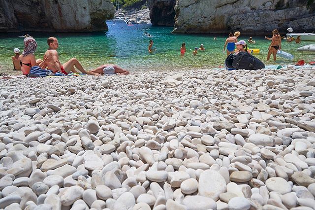 Free foot massage included in your day at Stiniva beach. .
Sun bleached spotless cove pebbles.
.
If you lie in your back you can treat yourself to a hot rock massage and relaxation therapy. .
#hvar #stiniva #stinivabeach #mariorent #croatia #summer20