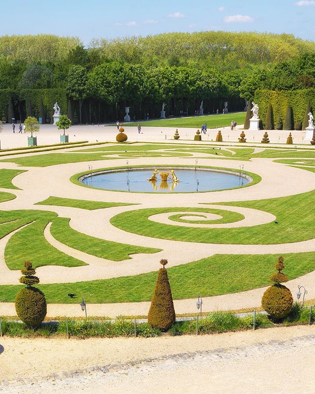 Golden Versailles. The old King of France never electric skateboarded around here
.
Wins to us.
.
#versailles #versaillesgardens #evolve