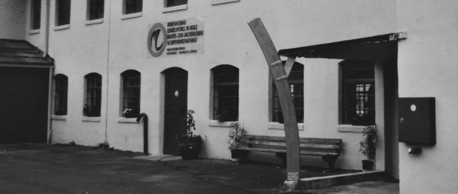   Im November 1997 wurde die Schreinerei Markus Leder als 1-Mann-Unternehmen gegründet.&nbsp; In dem gepachteten Schreinereigebäude auf dem Gelände der Erlenbacher Schiffswerft lag der Schwerpunkt der Tätigkeiten von Anfang an im Individuellen Innena