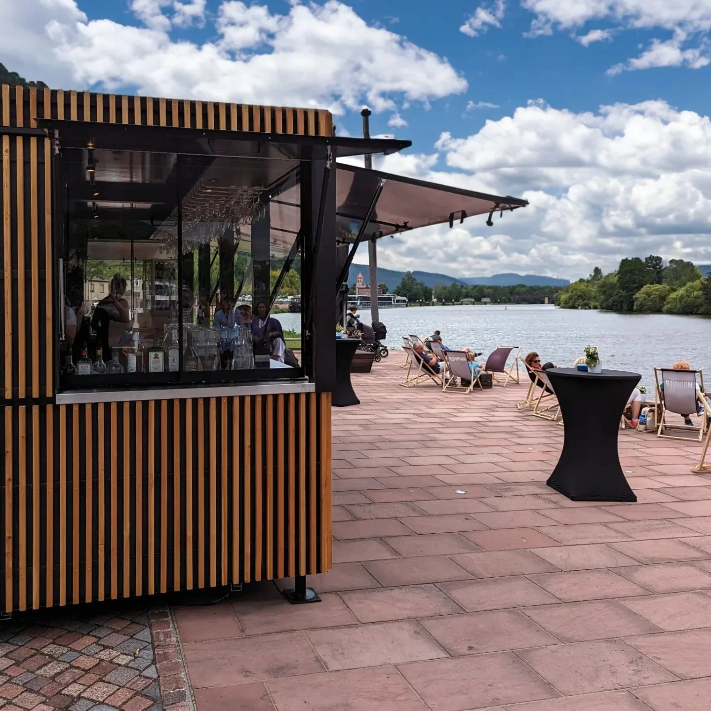 Mit der Anlieferung des ausgebauten Seecontainers und des Verkaufsanh&auml;ngers ist der neue @mainpier_miltenberg einsatzbereit!

Wir bedanken uns bei allen Beteiligten f&uuml;r die professionelle Zusammenarbeit

@wuerstlmaier 
@knapp_kubitza_archit