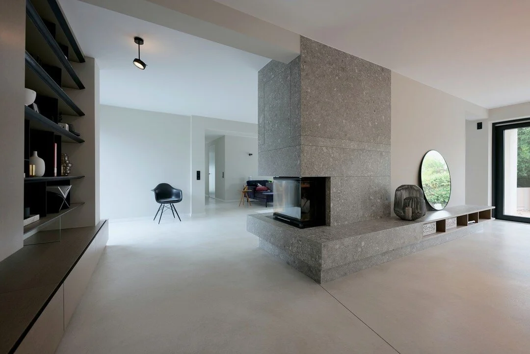 Moderner Wohnraum mit exklusiver Regalwand, hochwertiger Kaminverkleidung aus Keramik, einem angrenzendem Lowboard und einer Wandverkleidung aus Holzlamellen.
Planung und Umsetzung durch die Schreinerei ML

mehr zu diesem Projekt auf unserer Webseite