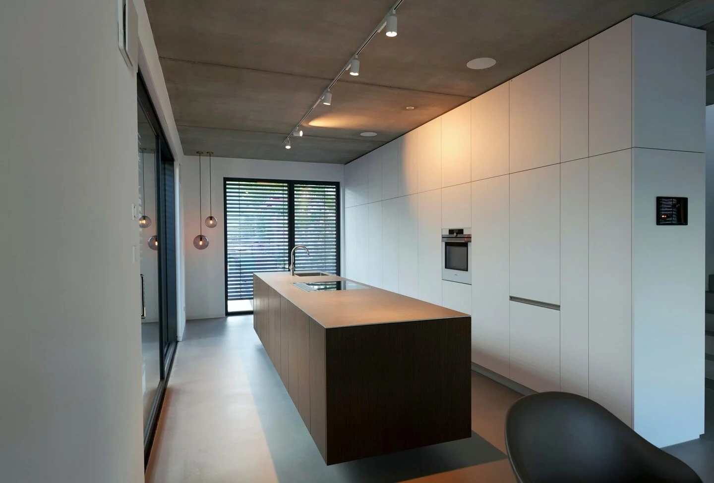 inside house s:
F&uuml;r den Neubau unserer Kunden planten und fertigten wir eine K&uuml;che, den Eingangsbereich und eine Wandverkleidung mit integrierter Pivot-T&uuml;r f&uuml;r das offene Raumkonzept im Wohnbereich.

mehr zum Projekt auf unserer I