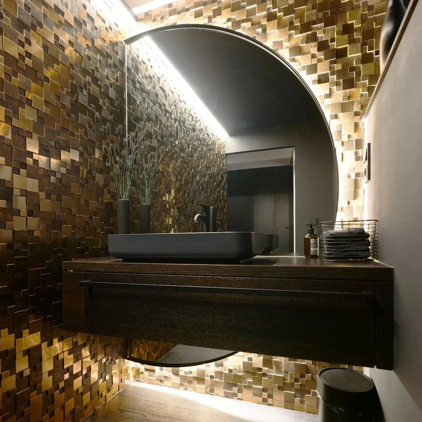 Das Haus im Wald - Part I:
Eingangsbereich und G&auml;ste-WC mit Mosaikfliesen in Bronze

Die Schreinerei ML &uuml;bernahm bei der Neugestaltung des Wohnhauses die komplette Konzept- und Projektplanung, die Koordinierung der Fremdgewerke, sowie die A