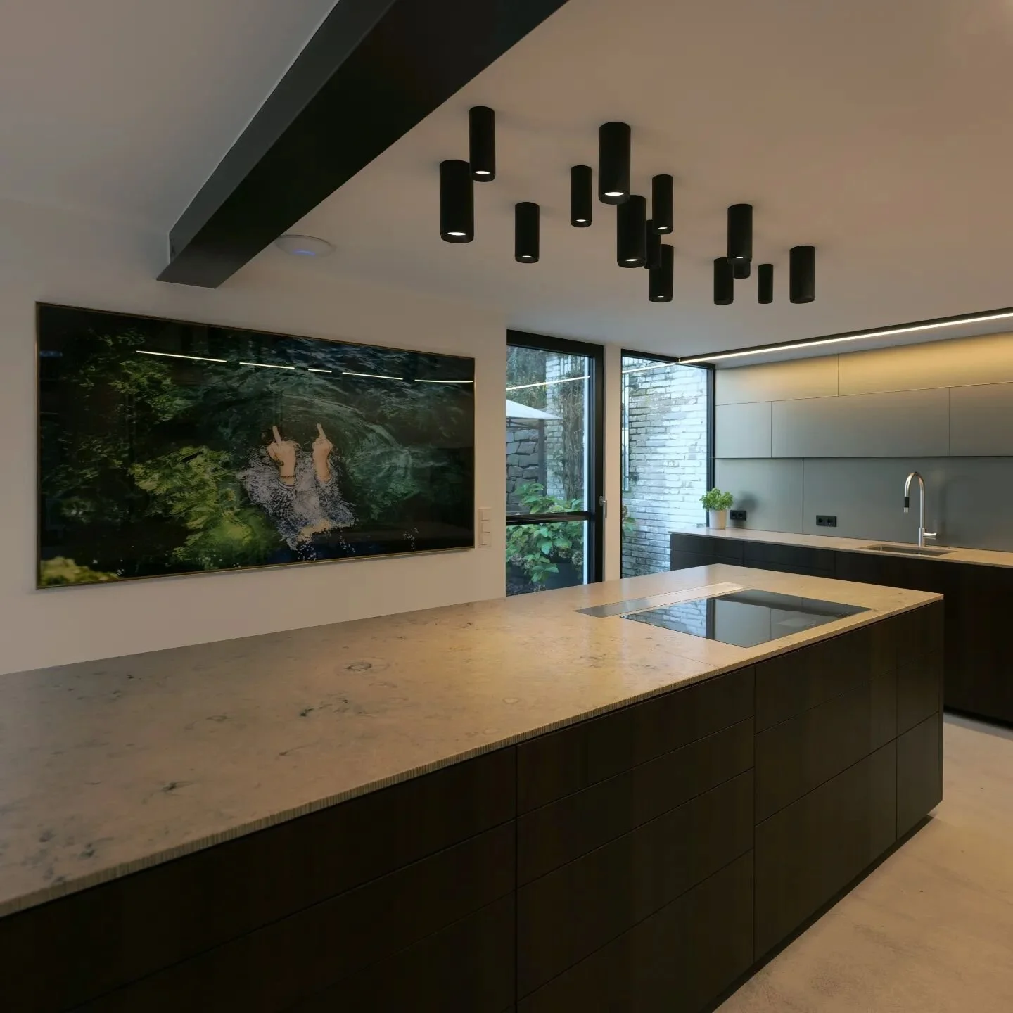 Das Haus im Wald - Part II: 
K&uuml;che mit Block und verschlie&szlig;barer Nische. 
R&uuml;ckwand aus lackiertem Glas in Bronze mit versteckter KTM-T&uuml;r zum dahinter gelegenen Hauswirtschaftsraum.

@alpi_wood 
@bodor_ktm
@griffwerk
@dornbracht_o