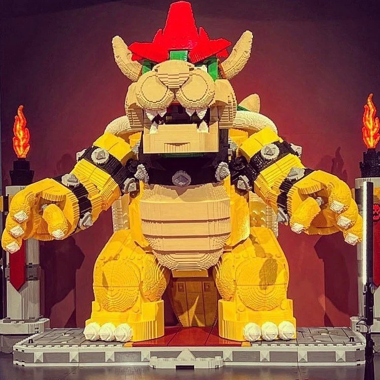 This 14ft LEGO Bowser at SDCC was insane! Aside from being absolutely massive, it also lit up and moved! @lego really outdid themselves this year and I loved all of the @nintendo pieces!