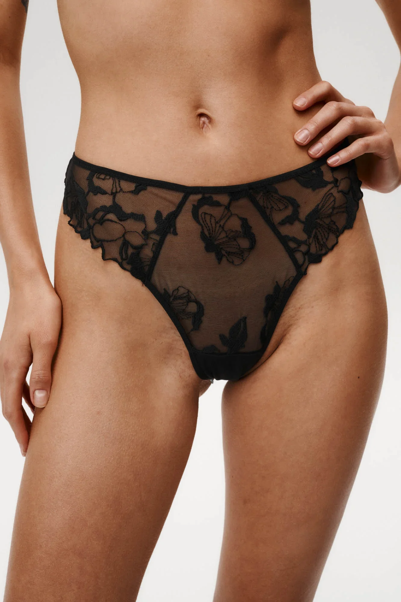 Chantilly_Thong_Gardenia_Black_Undres_Code_3.webp