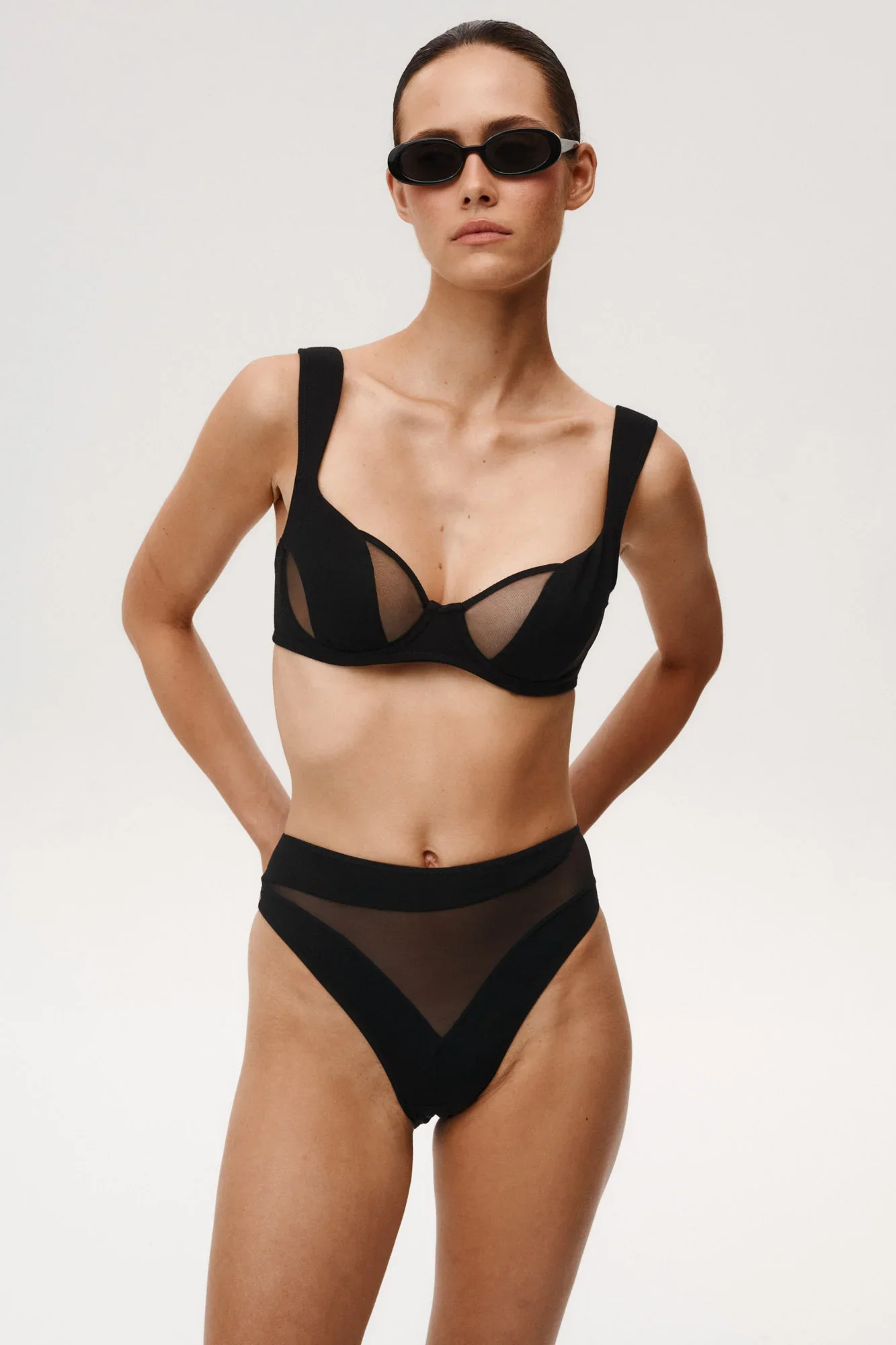 Lustre_Set_Black_Undress_Code_2_po.webp