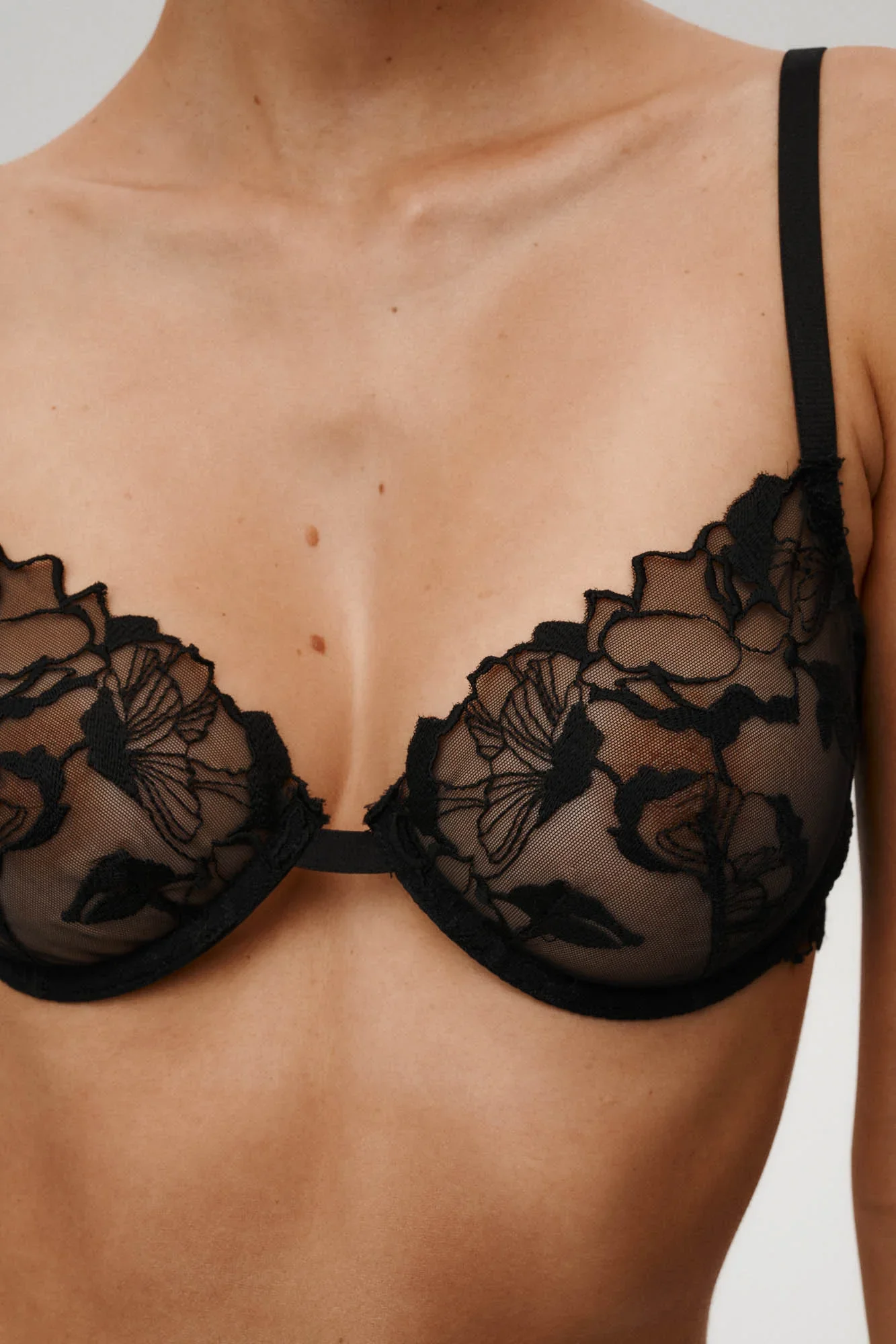 Chantilly_Bra_Gardenia_Black_Undres_Code_3_93c3c91f-3b4f-41d3-8a48-cc9f3fe320b3.webp