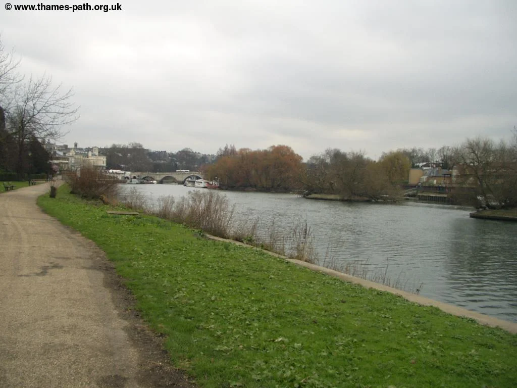 thames_richmond_hampton_court.jpg