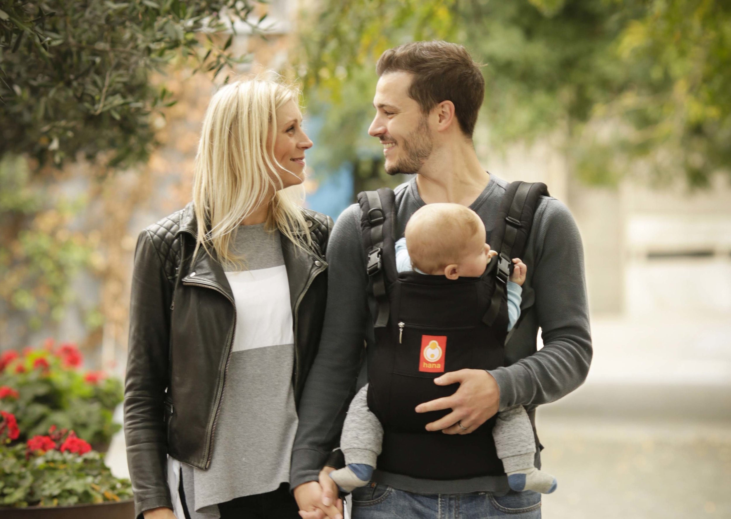 hana-baby-carrier-black-dark-petrol action.jpeg