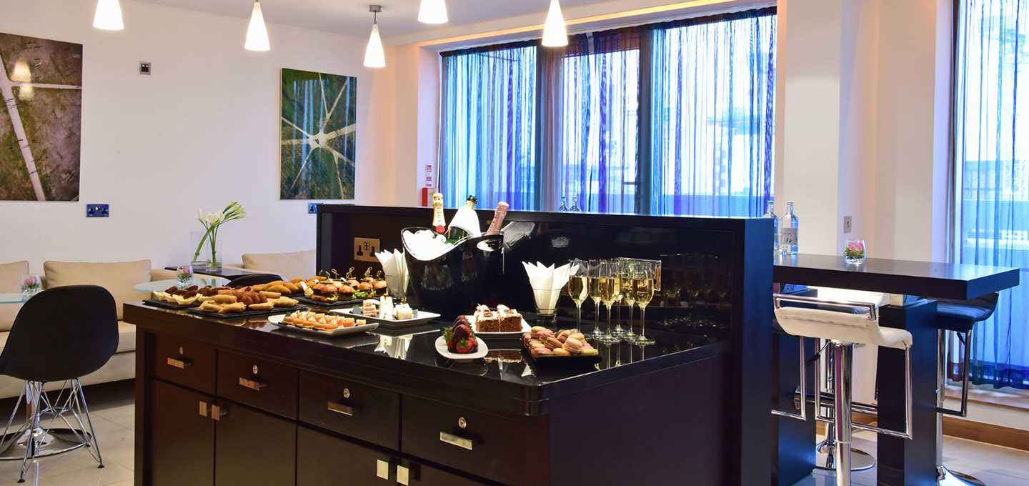 luxury-hotel-london-restaurant-buffet.jpg