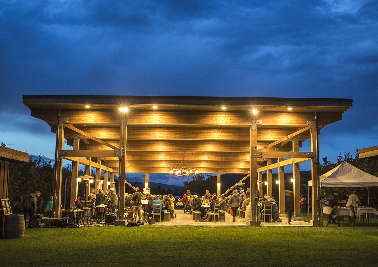 Our friends at Mtn View Orchards host us for an afternoon of documentary farm photography followed by an evening review session, instructional slide show and dinner at their outdoor pavilion.