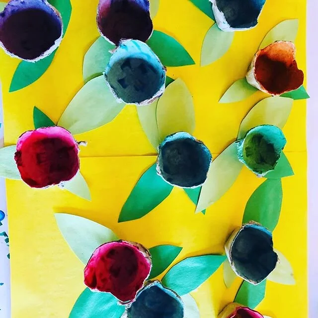 Egg carton flower gardens 🌺 🌸 #squirmywormybooks #artsandcrafts #artistsoninstagram #artmom #homeschool .
.
.
.
#squirmywormy #sdmomsblog #sdmom #art #artistsoninstagram #create #kidsartproject  #familyart #family #artoftheday #kidsofinstagram #kidscrafts #spring #eggcarton #recycledart