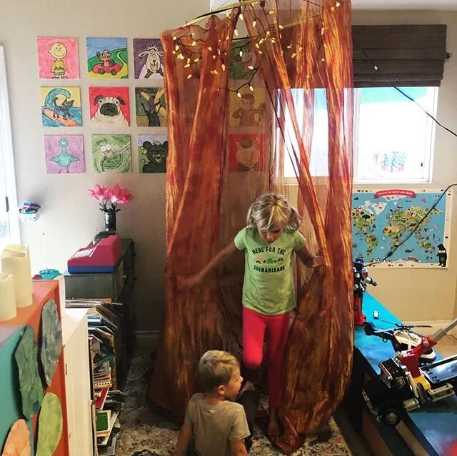 Homemade #readingnook with hula hoop and fabric, and a little #macgyver action. 👍🏻 #readingtime #squirmywormybooks