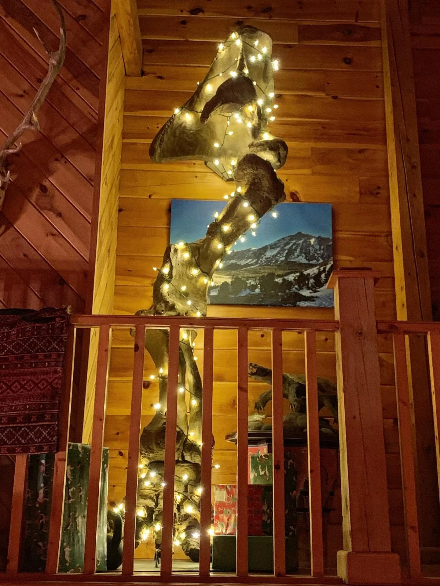 ✨ There is nothing quite as cozy as the warm glow of the mastodon leg at Christmas ! 🦣 🦵 🎄 ✨