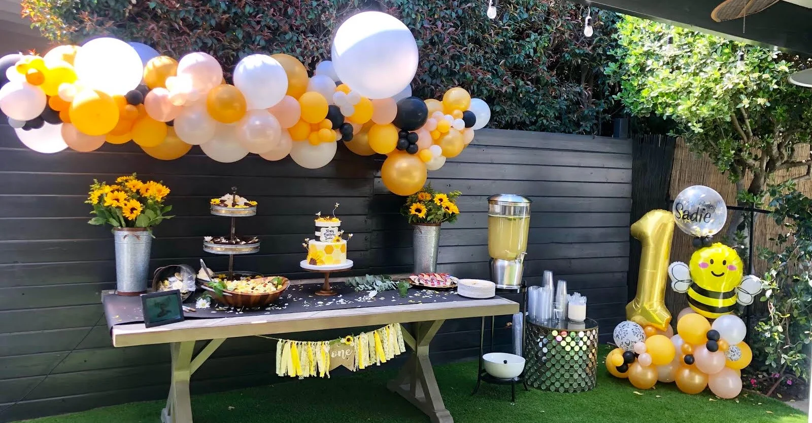 Balloon fun for Sadie’s 1st BEE-day… completely helium-free!