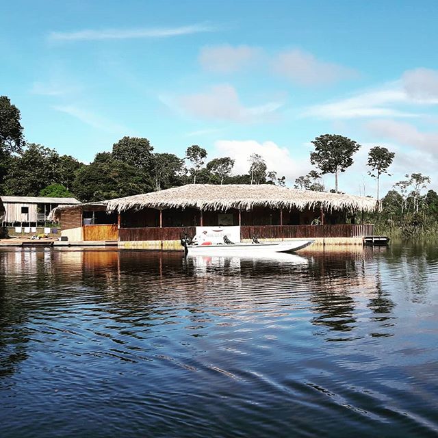 Amazon Prime Ecolodge. 
Passeios ecol&oacute;gicos e pesca esportiva e uma grande vida selvagem esperam por voc&ecirc; nesse para&iacute;so no cora&ccedil;&atilde;o da Floresta Amaz&ocirc;nica. 
Contatos 
info@amazonprimeecolodge.com
WhatsApp (92) 99