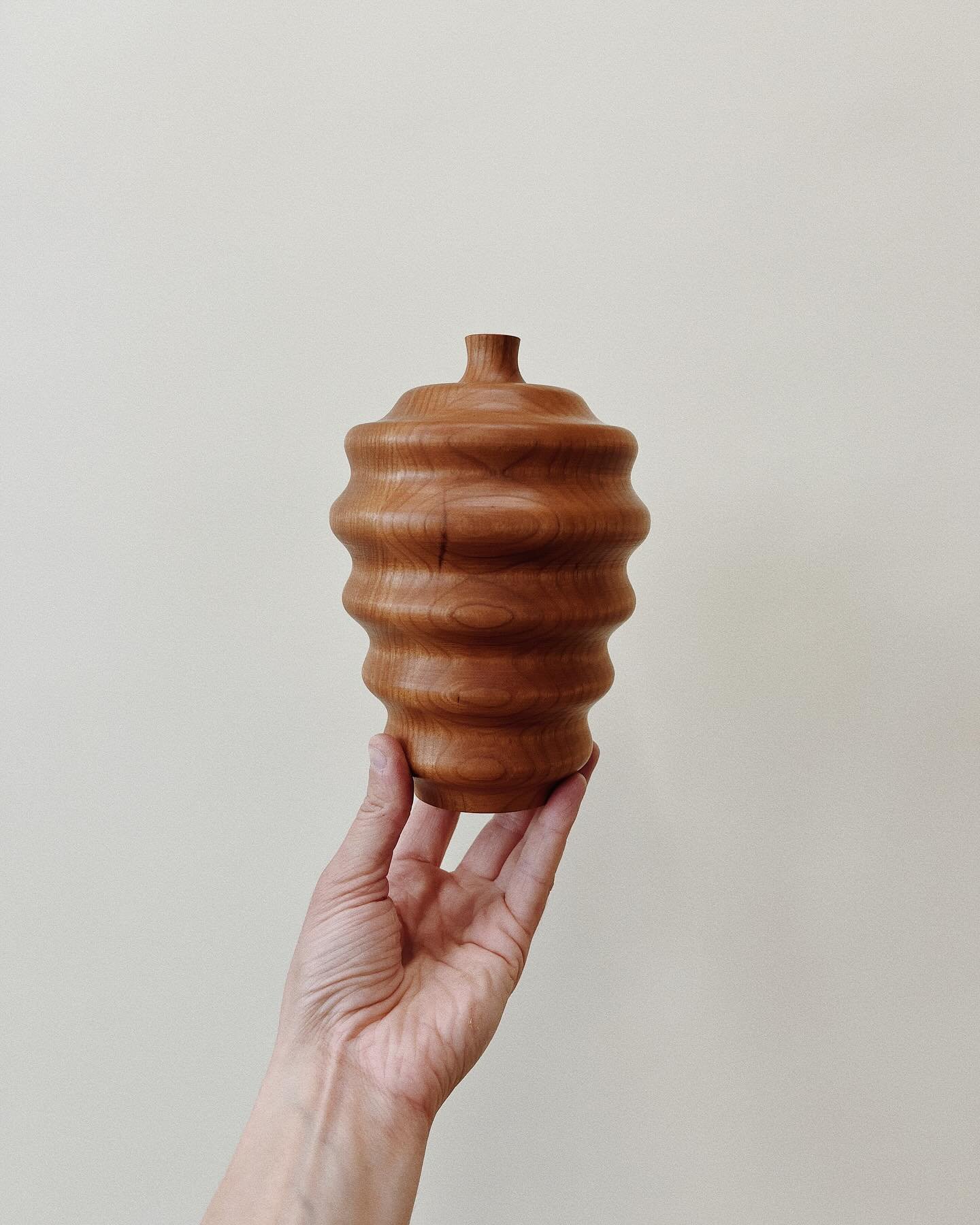 I just really like this fun lil squiggly fella 〰️

.
.
.
.
.
.
.
.
.
#vase #homedecor #woodenvase #woodworking #woodturning #detail #design