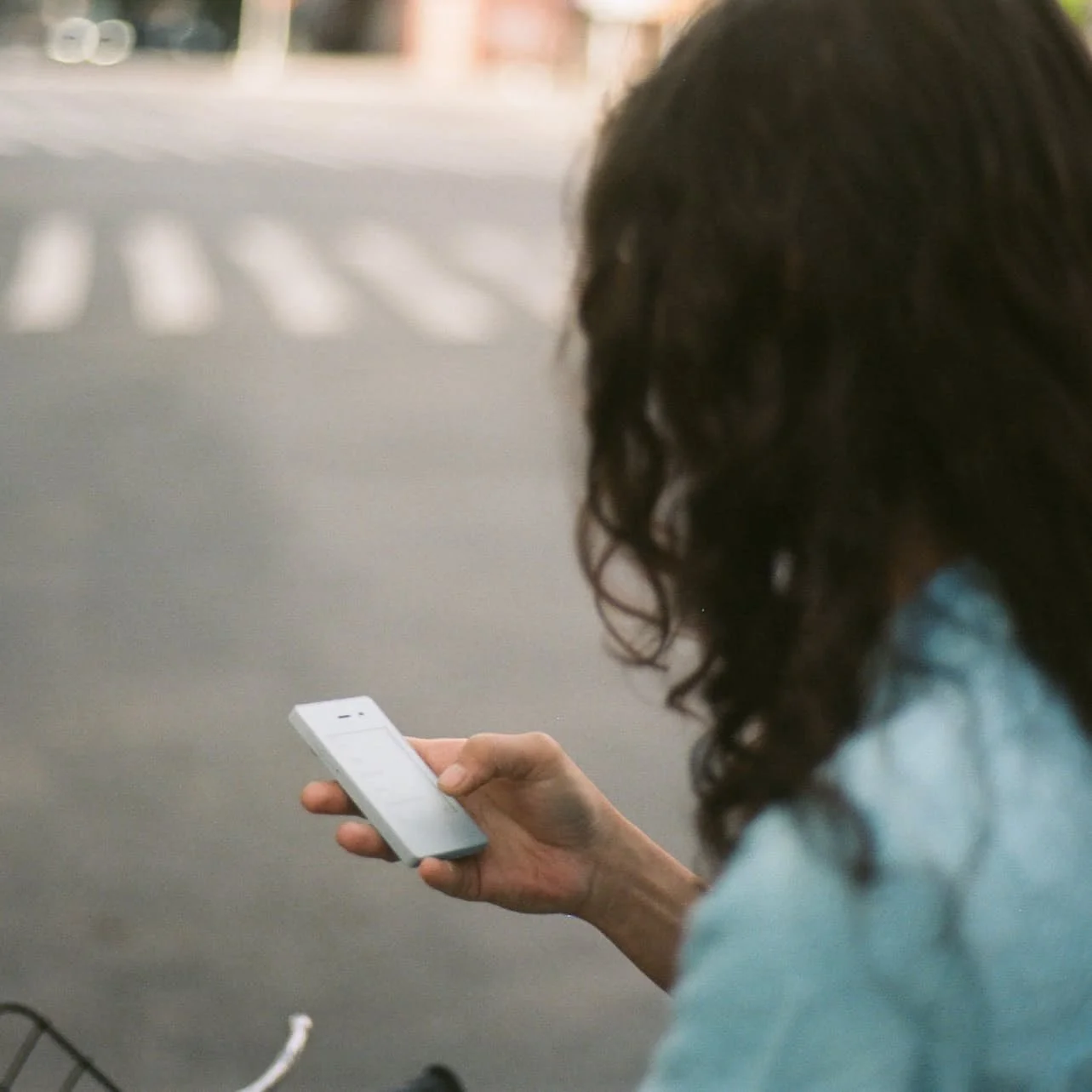 JYqnK0BNwW_light_light_phone_ii-distraction-free_cell_phone_4_original.jpg