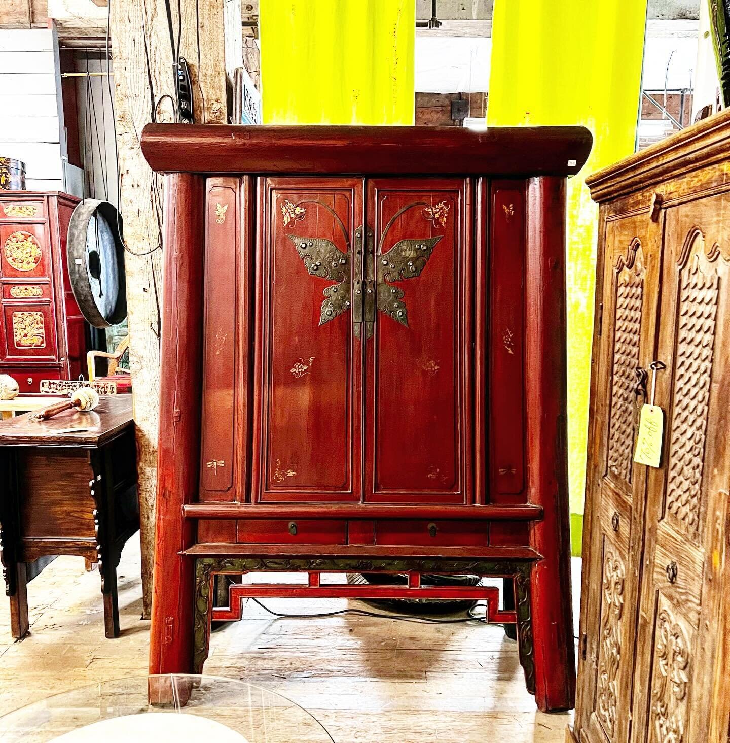 Asian elmwood armoire with butterfly motif hardware. 📌On sale at 80% off right now!!!!
#asianarmoire #butterflymotif #butterflyhardware #asianfurniture #asianarmoire #asiancabinet #furnituresale #pdxfurniture #cabinetsale #asianart #asianantique #ar